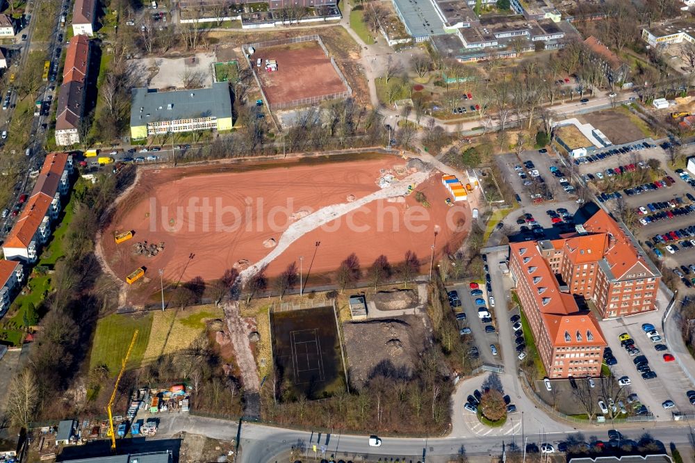 Essen von oben - Rotbraun farbiger Sportplatz in Essen im Bundesland Nordrhein-Westfalen