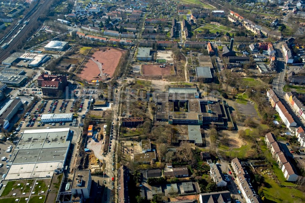 Luftaufnahme Essen - Rotbraun farbiger Sportplatz in Essen im Bundesland Nordrhein-Westfalen