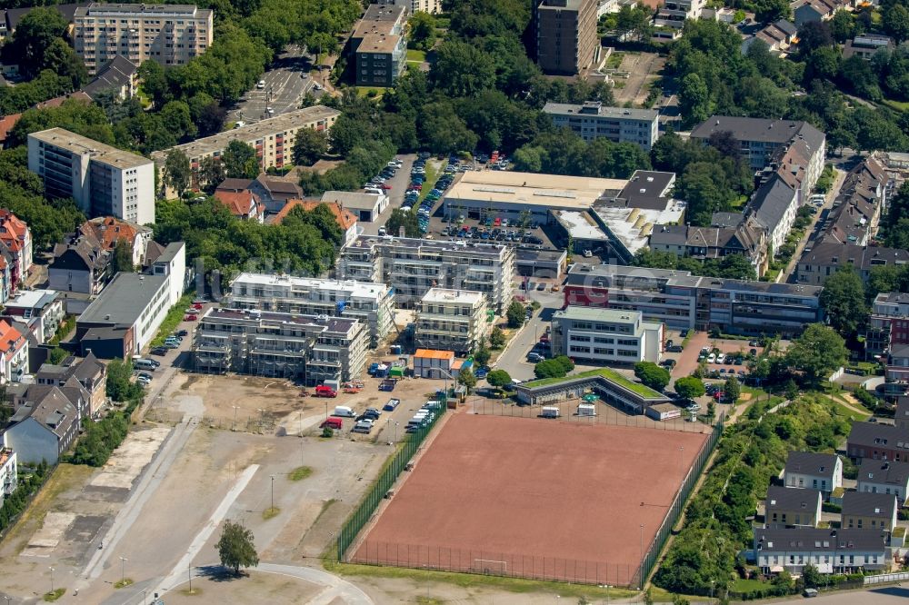 Luftbild Essen - Rotbraun farbiger Sportplatz in Essen im Bundesland Nordrhein-Westfalen