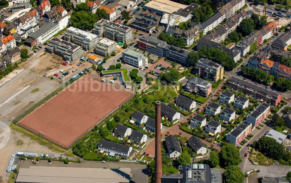 Luftaufnahme Essen - Rotbraun farbiger Sportplatz in Essen im Bundesland Nordrhein-Westfalen