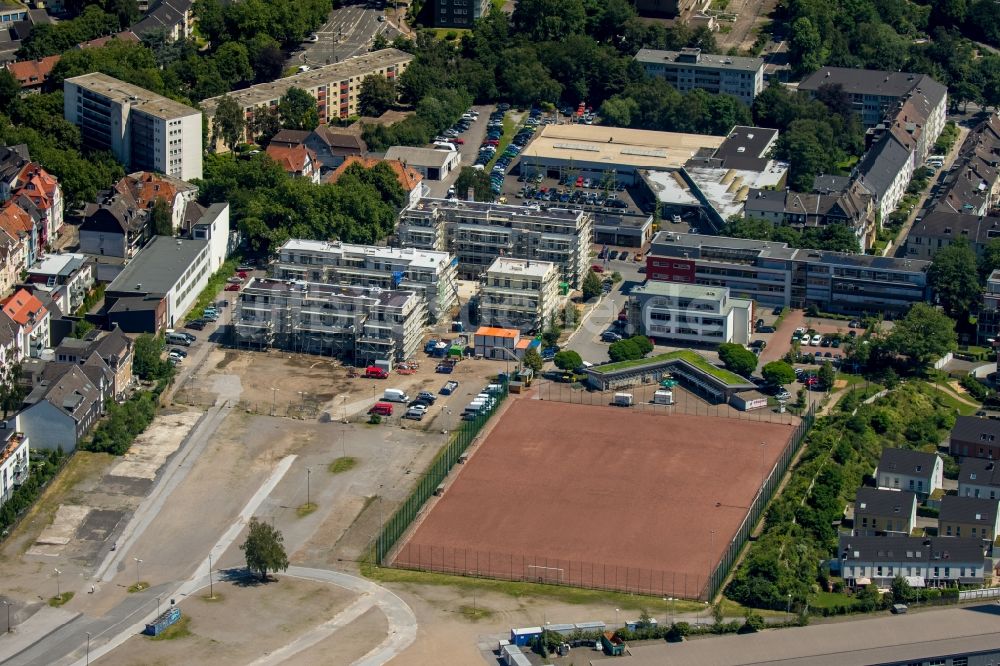 Essen von oben - Rotbraun farbiger Sportplatz in Essen im Bundesland Nordrhein-Westfalen