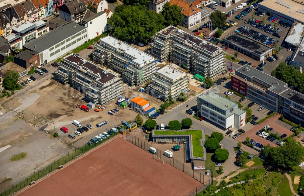 Essen aus der Vogelperspektive: Rotbraun farbiger Sportplatz in Essen im Bundesland Nordrhein-Westfalen