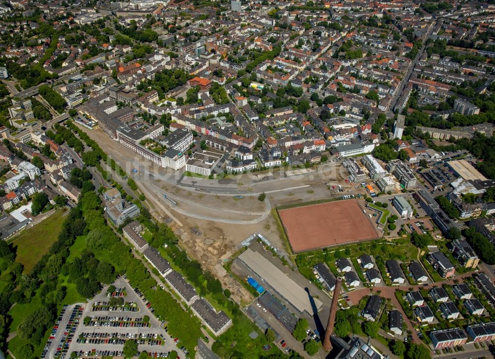 Luftaufnahme Essen - Rotbraun farbiger Sportplatz in Essen im Bundesland Nordrhein-Westfalen