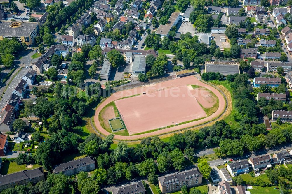 Essen aus der Vogelperspektive: Rotbraun farbiger Sportplatz in Essen im Bundesland Nordrhein-Westfalen