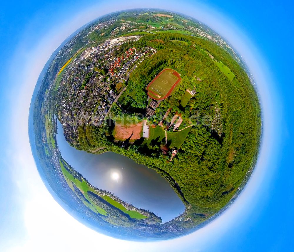 Luftaufnahme Wetter (Ruhr) - Rotbraun farbiger Tennisplatz am Aussichtsturmes Harkortturm in Wetter (Ruhr) im Bundesland Nordrhein-Westfalen, Deutschland