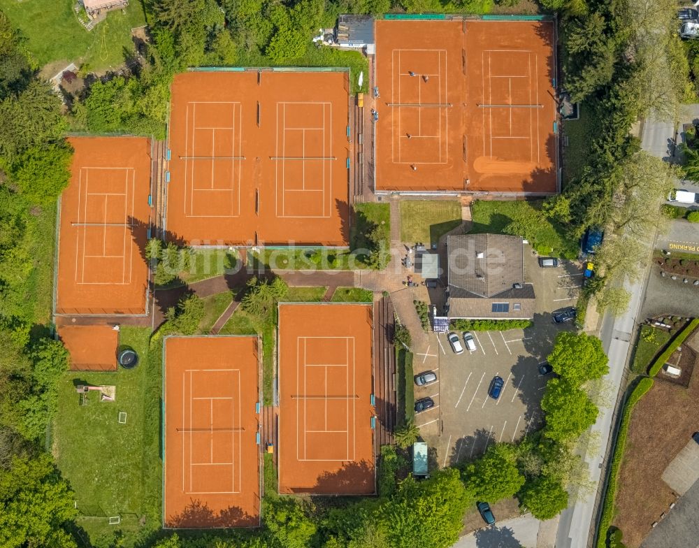 Luftbild Heiligenhaus - Rotbraun farbiger Tennisplatz TC Blau-Weiss 02 Heiligenhaus e.V. in Heiligenhaus im Bundesland Nordrhein-Westfalen, Deutschland