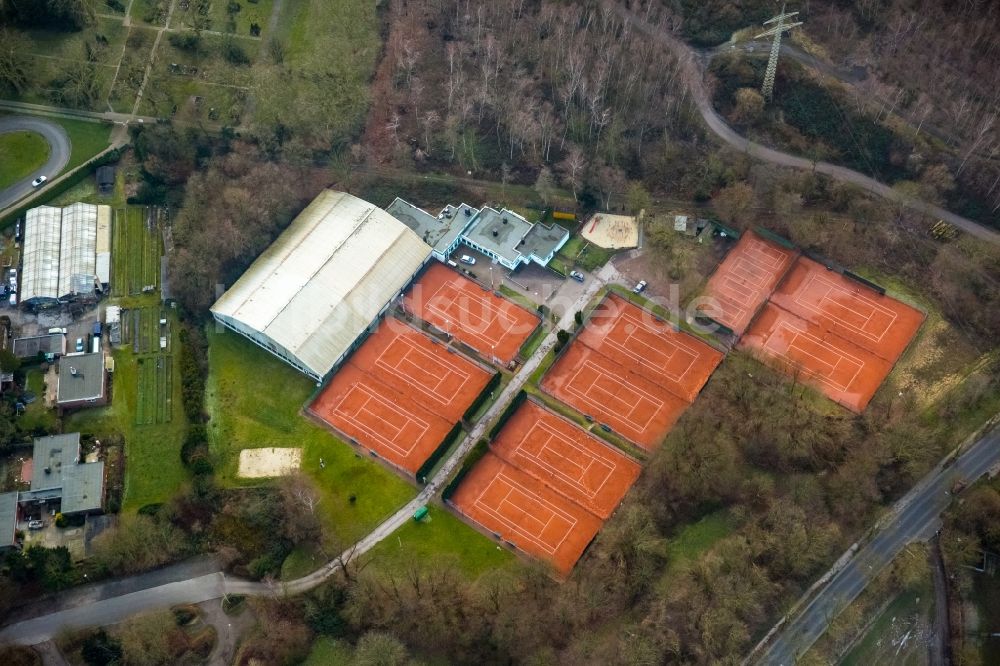 Bochum von oben - Rotbraun farbiger Tennisplatz in Bochum im Bundesland Nordrhein-Westfalen