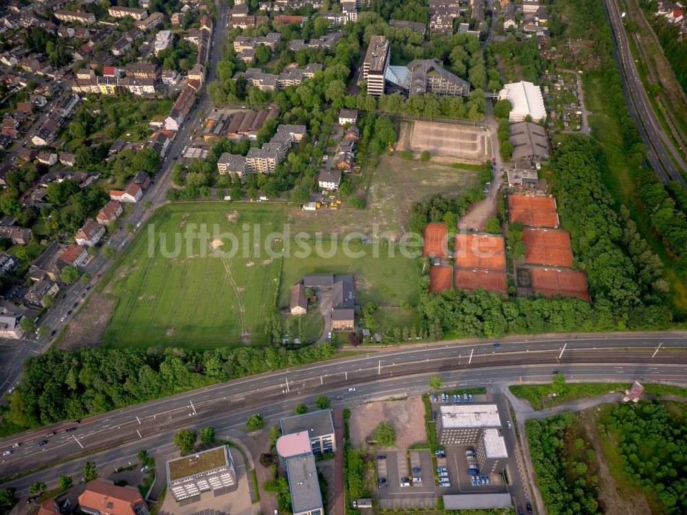 Luftbild Bochum - Rotbraun farbiger Tennisplatz in Bochum im Bundesland Nordrhein-Westfalen