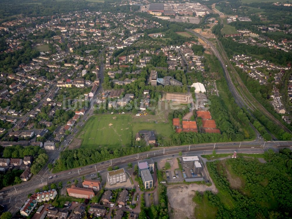 Luftaufnahme Bochum - Rotbraun farbiger Tennisplatz in Bochum im Bundesland Nordrhein-Westfalen