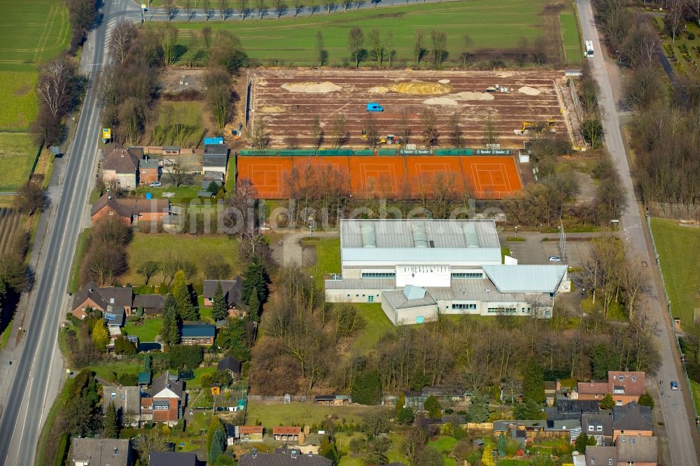 Luftaufnahme Bottrop - Rotbraun farbiger Tennisplatz in Bottrop im Bundesland Nordrhein-Westfalen