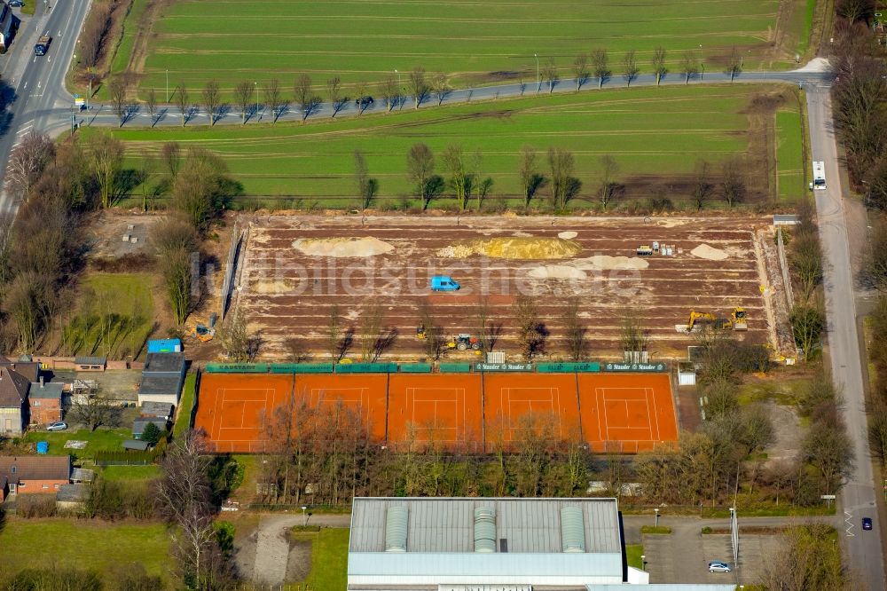 Bottrop von oben - Rotbraun farbiger Tennisplatz in Bottrop im Bundesland Nordrhein-Westfalen