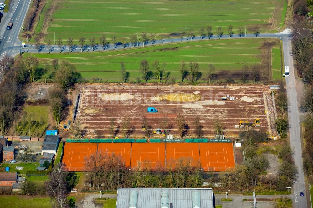 Bottrop aus der Vogelperspektive: Rotbraun farbiger Tennisplatz in Bottrop im Bundesland Nordrhein-Westfalen