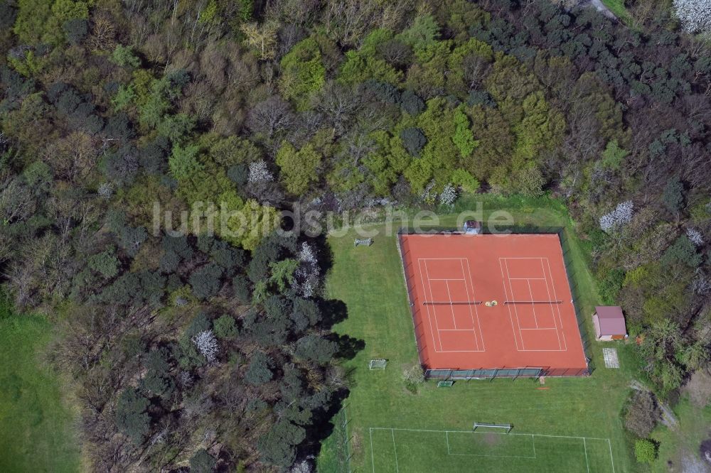 Luftaufnahme Dornholzhausen - Rotbraun farbiger Tennisplatz in Dornholzhausen im Bundesland Hessen