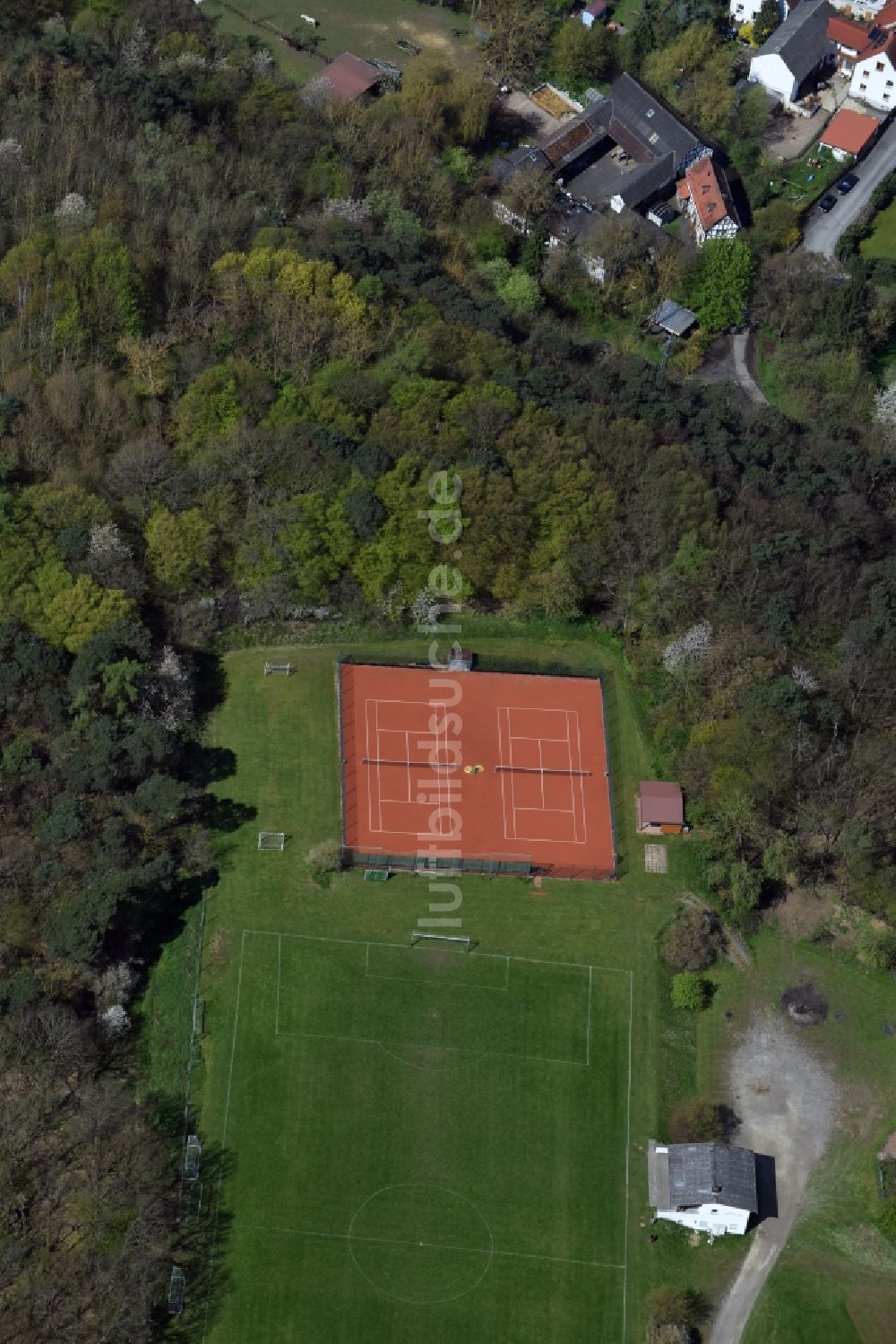 Luftbild Dornholzhausen - Rotbraun farbiger Tennisplatz in Dornholzhausen im Bundesland Hessen