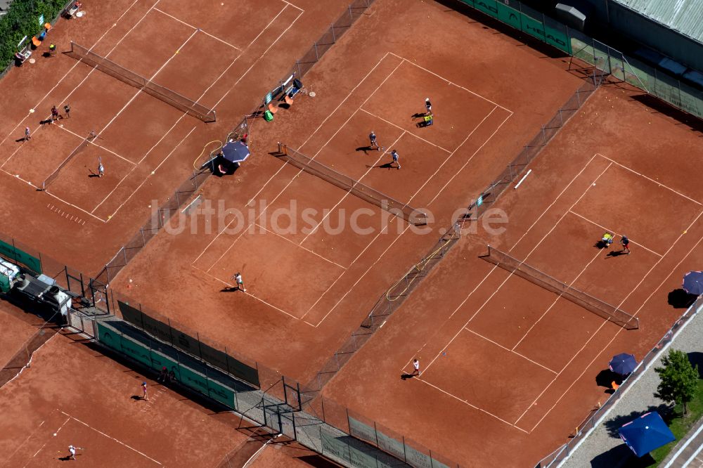 Freiburg im Breisgau von oben - Rotbraun farbiger Tennisplatz Freiburger Tennisclub e.V. in Freiburg im Breisgau im Bundesland Baden-Württemberg, Deutschland