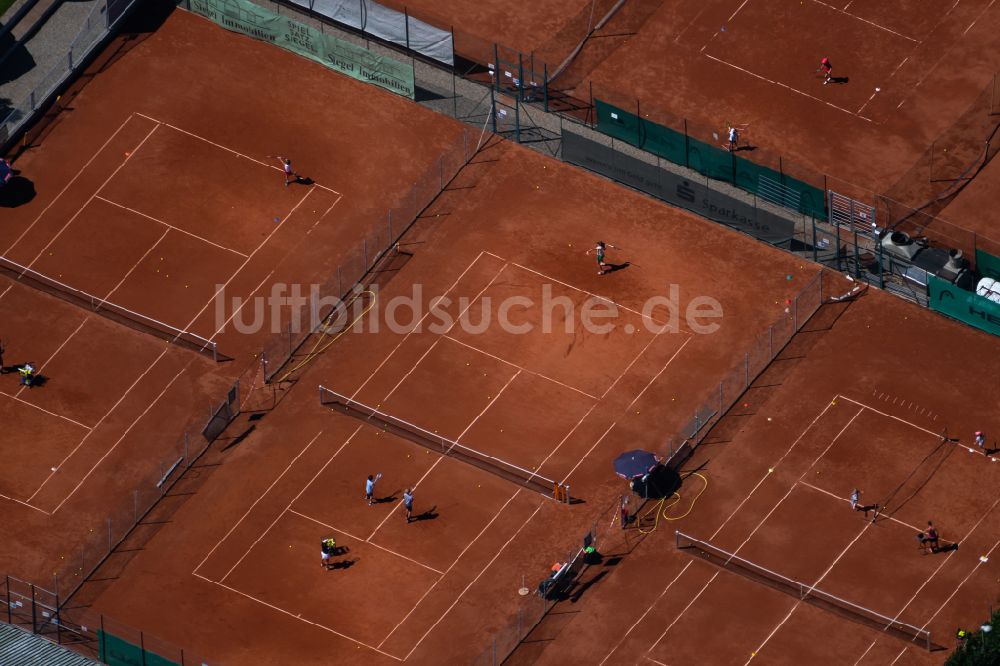 Luftbild Freiburg im Breisgau - Rotbraun farbiger Tennisplatz Freiburger Tennisclub e.V. in Freiburg im Breisgau im Bundesland Baden-Württemberg, Deutschland