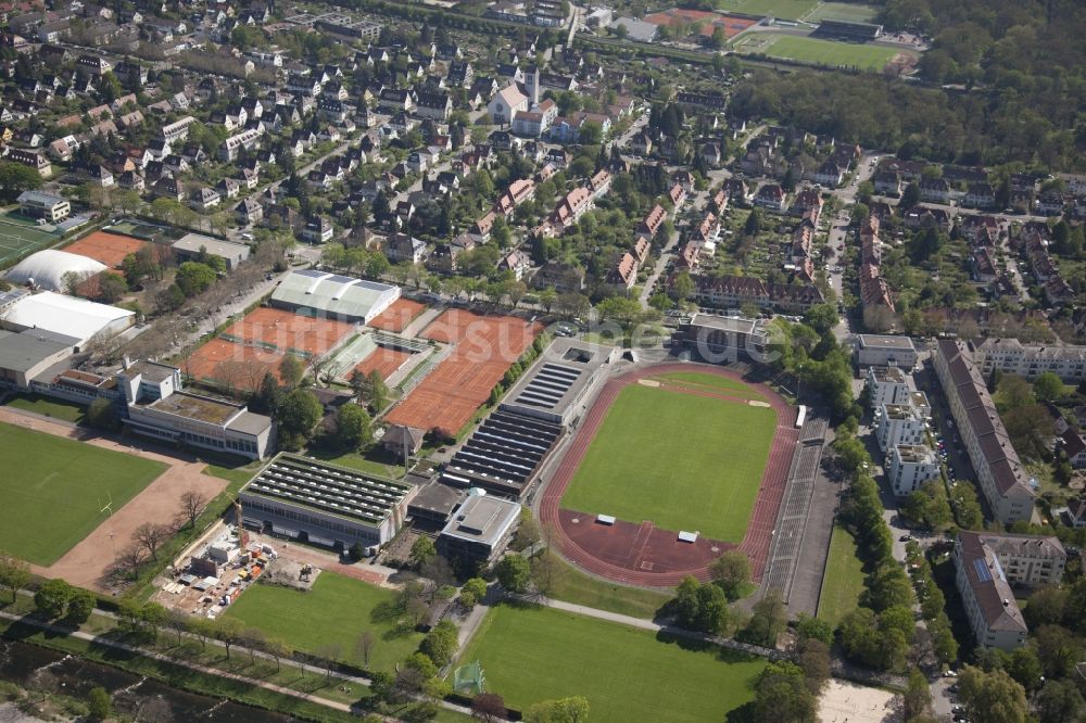 Luftaufnahme Freiburg im Breisgau - Rotbraun farbiger Tennisplatz des Freiburger Tennisclubs in Freiburg im Breisgau im Bundesland Baden-Württemberg