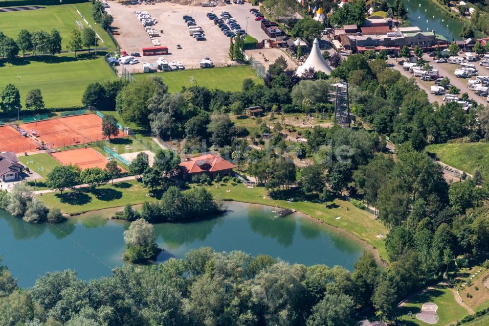 Luftbild Rust - Rotbraun farbiger Tennisplatz und Freizeitanlagen in Rust im Bundesland Baden-Württemberg, Deutschland