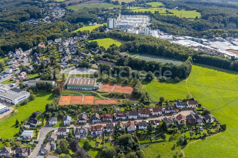 Luftaufnahme Ennepetal - Rotbraun farbiger Tennisplatz des TC Grün-Weiss Ennepetal e.V. in Ennepetal im Bundesland Nordrhein-Westfalen, Deutschland