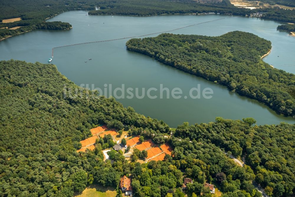 Haltern am See aus der Vogelperspektive: Rotbraun farbiger Tennisplatz des Halterner Tennis-Club e. V. in Haltern am See im Bundesland Nordrhein-Westfalen, Deutschland