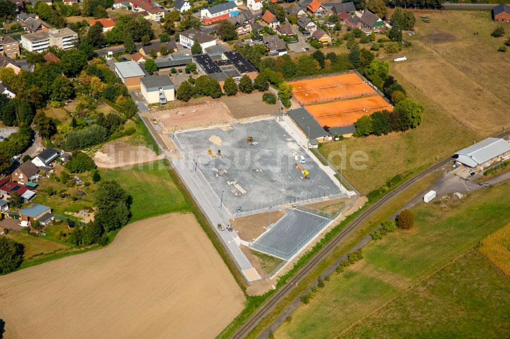 Luftaufnahme Hamm - Rotbraun farbiger Tennisplatz in Hamm im Bundesland Nordrhein-Westfalen