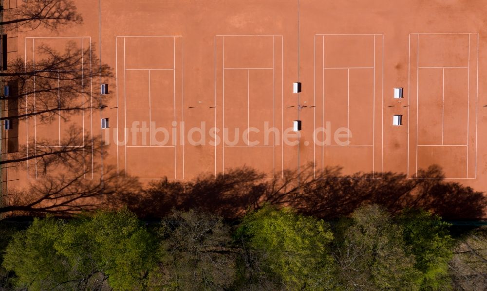 Luftaufnahme Chemnitz - Rotbraun farbiger Tennisplatz an der Hartmannstraße in Chemnitz im Bundesland Sachsen, Deutschland