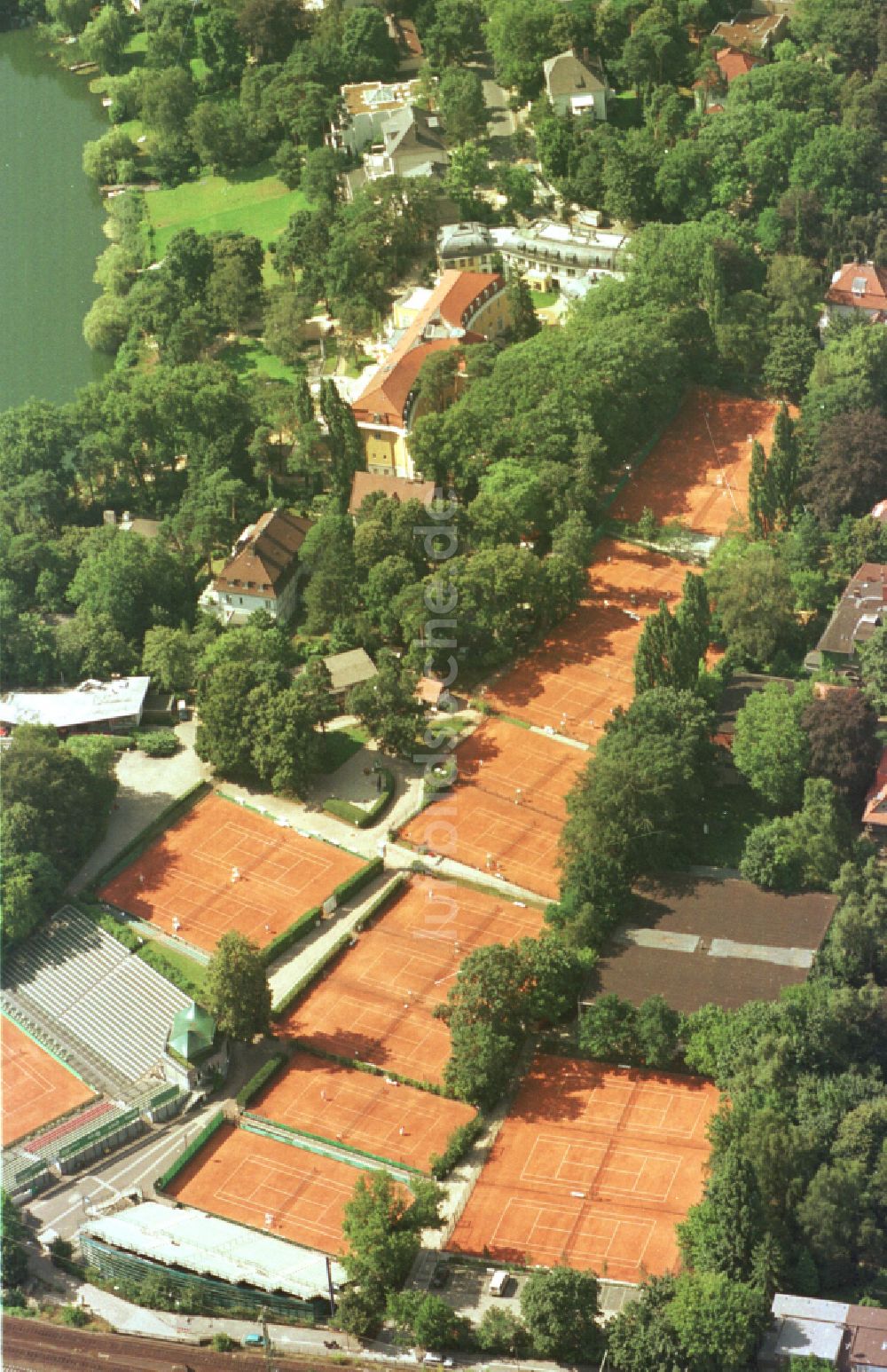 Berlin von oben - Rotbraun farbiger Tennisplatz Lawn-Tennis-Turnier-Club Rot-Weiß e.V. in Berlin, Deutschland