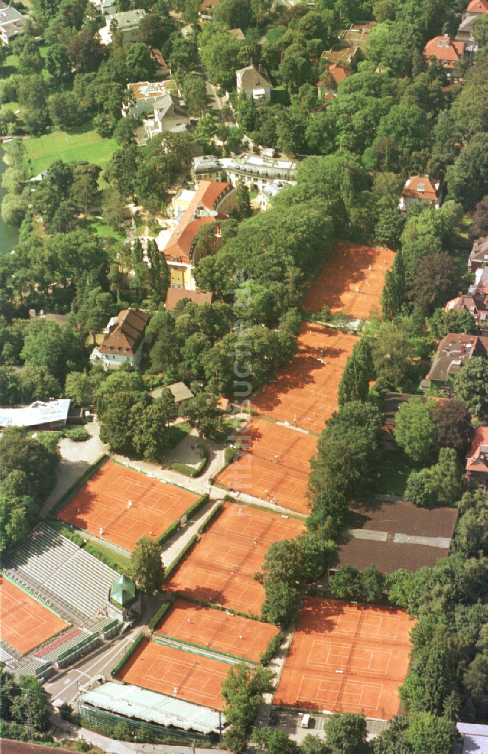 Berlin aus der Vogelperspektive: Rotbraun farbiger Tennisplatz Lawn-Tennis-Turnier-Club Rot-Weiß e.V. in Berlin, Deutschland