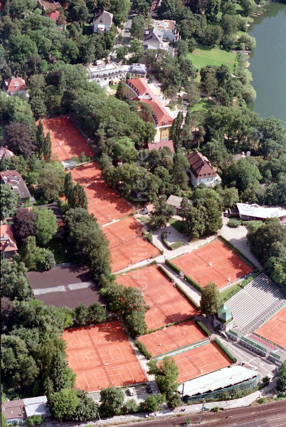 Berlin von oben - Rotbraun farbiger Tennisplatz Lawn-Tennis-Turnier-Club Rot-Weiß e.V. in Berlin, Deutschland