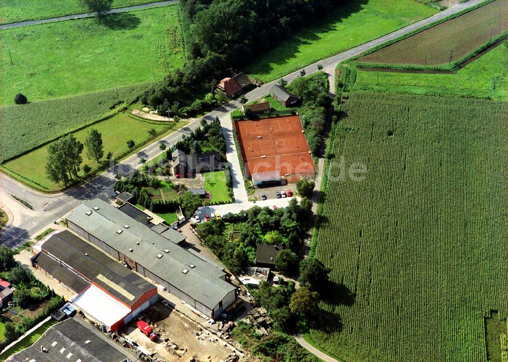 Issum aus der Vogelperspektive: Rotbraun farbiger Tennisplatz am Nordring im Ortsteil Sevelen in Issum im Bundesland Nordrhein-Westfalen