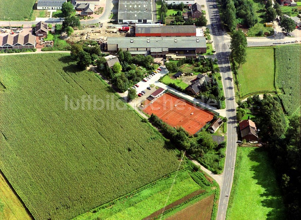 Luftaufnahme Issum - Rotbraun farbiger Tennisplatz am Nordring im Ortsteil Sevelen in Issum im Bundesland Nordrhein-Westfalen