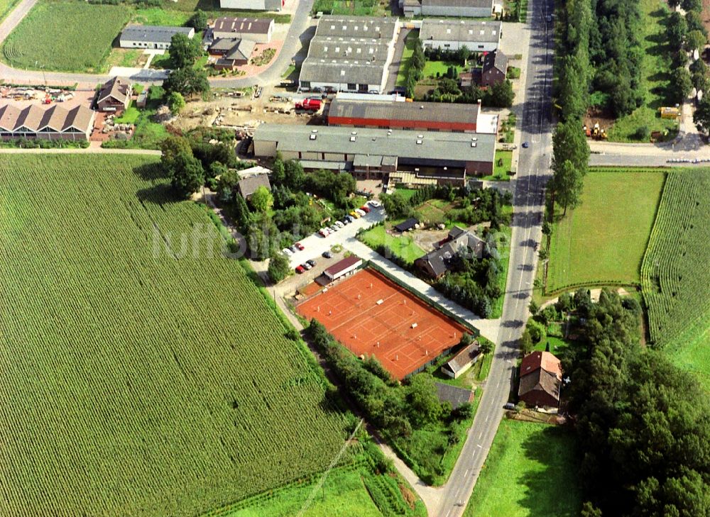 Issum von oben - Rotbraun farbiger Tennisplatz am Nordring im Ortsteil Sevelen in Issum im Bundesland Nordrhein-Westfalen