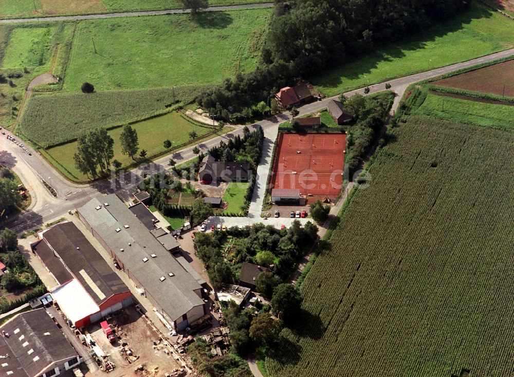 Issum aus der Vogelperspektive: Rotbraun farbiger Tennisplatz am Nordring im Ortsteil Sevelen in Issum im Bundesland Nordrhein-Westfalen