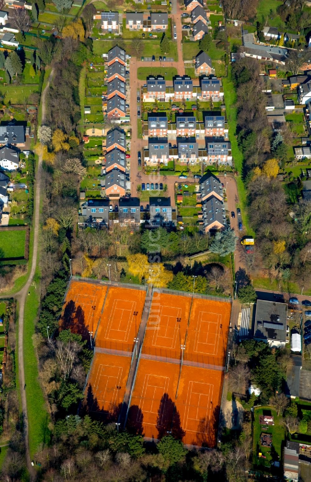 Luftbild Oberhausen - Rotbraun farbiger Tennisplatz in Oberhausen im Bundesland Nordrhein-Westfalen