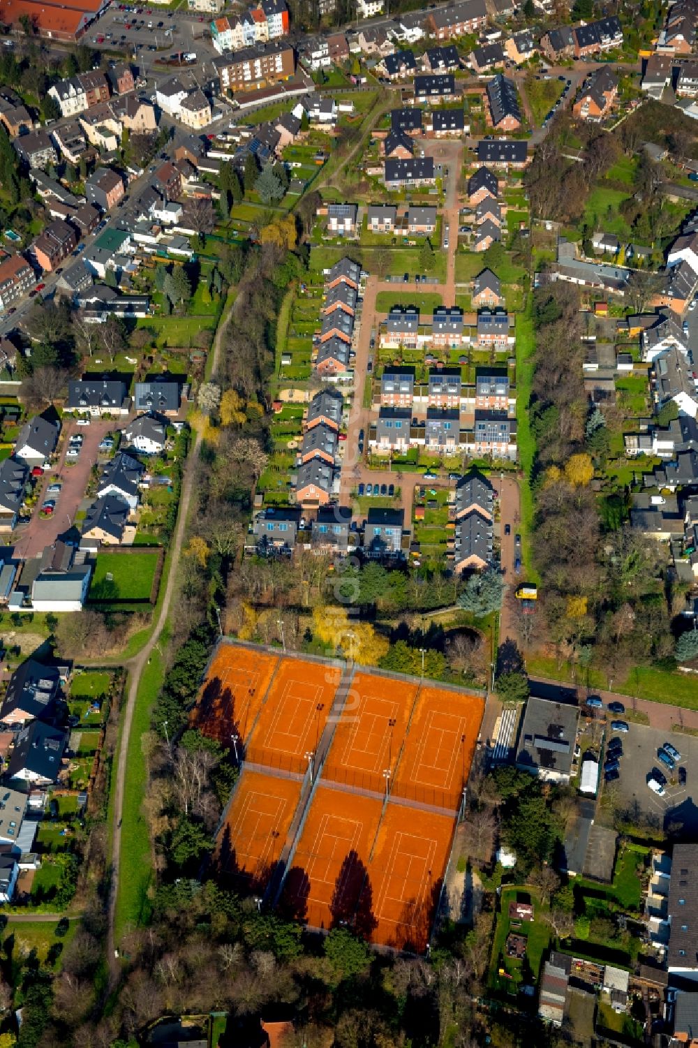 Luftaufnahme Oberhausen - Rotbraun farbiger Tennisplatz in Oberhausen im Bundesland Nordrhein-Westfalen