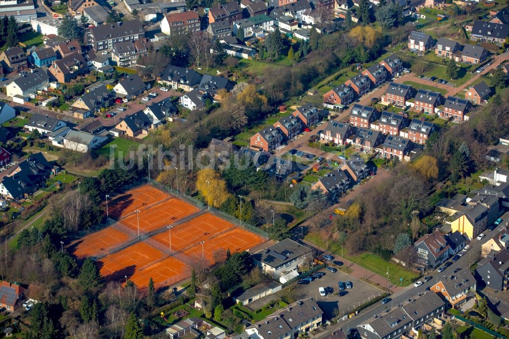 Luftaufnahme Oberhausen - Rotbraun farbiger Tennisplatz in Oberhausen im Bundesland Nordrhein-Westfalen