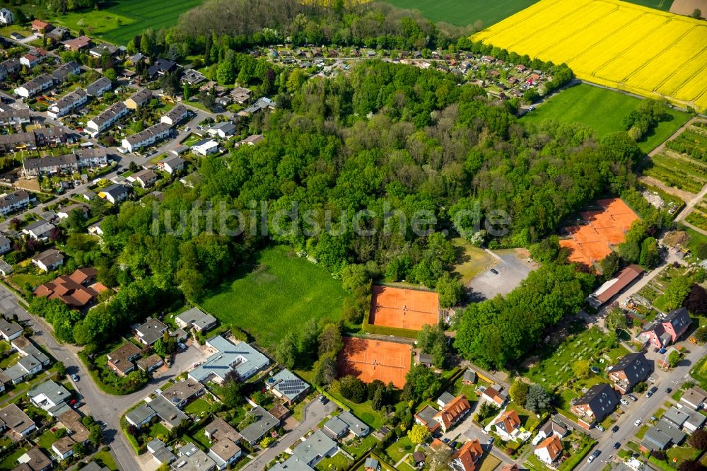 Rhynern aus der Vogelperspektive: Rotbraun farbiger Tennisplatz in Rhynern im Bundesland Nordrhein-Westfalen