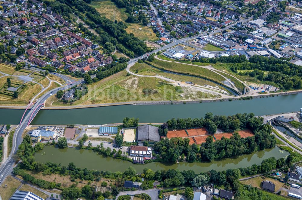 Luftaufnahme Castrop-Rauxel - Rotbraun farbiger Tennisplatz des Ruderverein Rauxel e.V. am Rhein-Herne-Kanal in Castrop-Rauxel im Bundesland Nordrhein-Westfalen, Deutschland