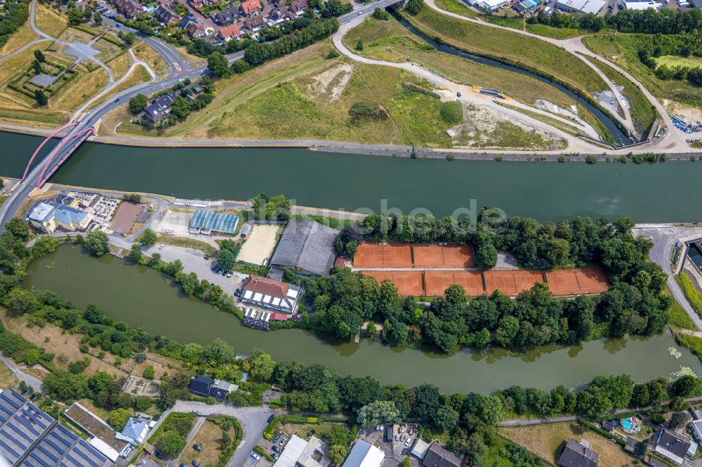 Castrop-Rauxel von oben - Rotbraun farbiger Tennisplatz des Ruderverein Rauxel e.V. am Rhein-Herne-Kanal in Castrop-Rauxel im Bundesland Nordrhein-Westfalen, Deutschland