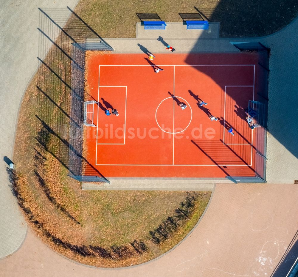 Luftaufnahme Hamm - Rotbraun farbiger Tennisplatz an der Schachtstraße im Ortsteil Herringen in Hamm im Bundesland Nordrhein-Westfalen