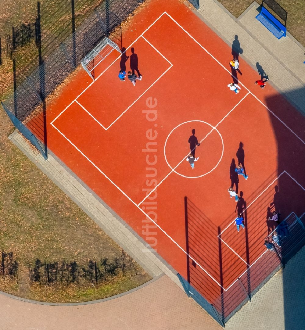 Hamm von oben - Rotbraun farbiger Tennisplatz an der Schachtstraße im Ortsteil Herringen in Hamm im Bundesland Nordrhein-Westfalen