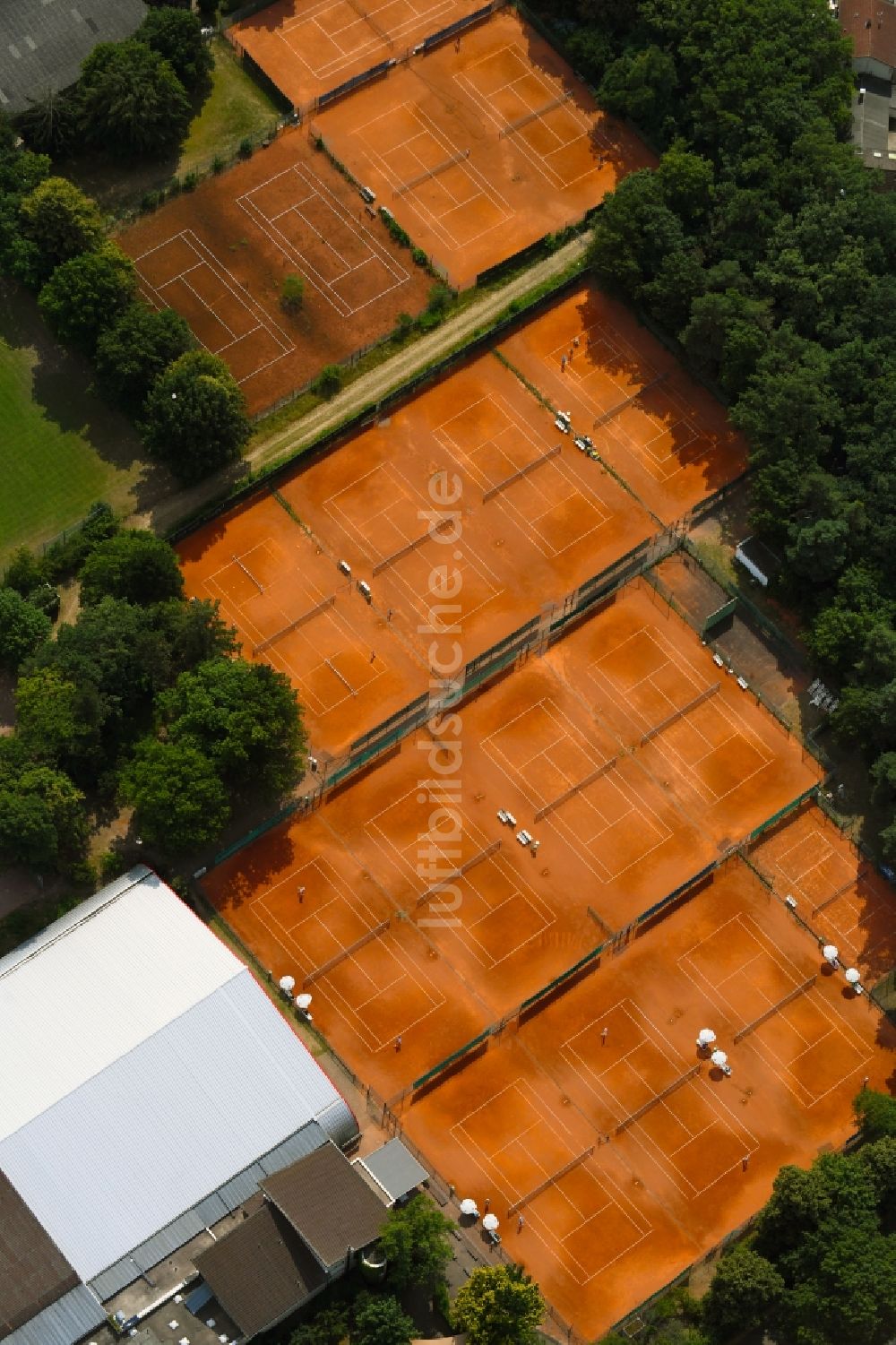 Luftaufnahme Karlsruhe - Rotbraun farbiger Tennisplatz des SSC Karlsruhe e.V. Am Sportpark im Ortsteil Hagsfeld in Karlsruhe im Bundesland Baden-Württemberg, Deutschland