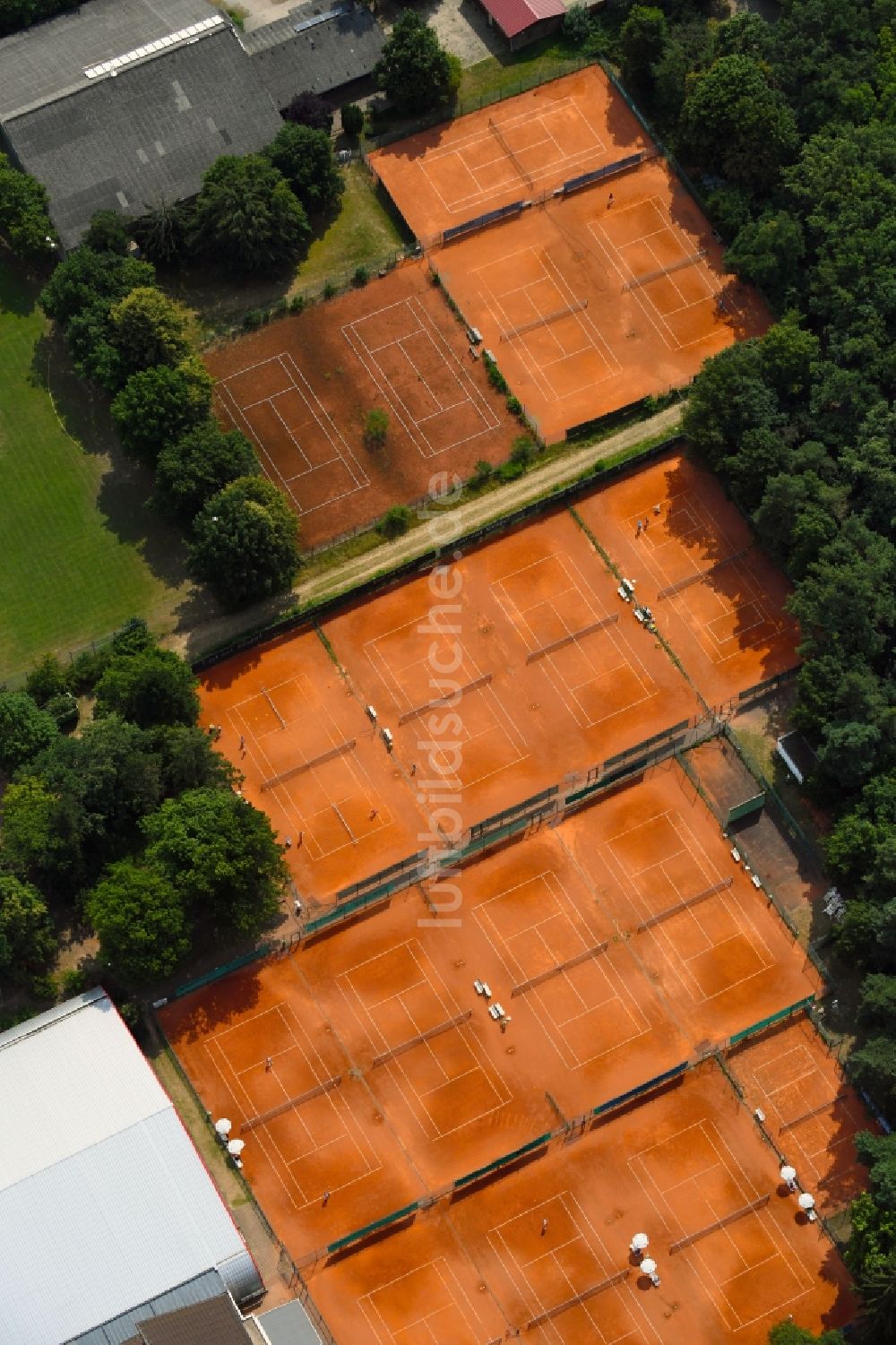 Karlsruhe von oben - Rotbraun farbiger Tennisplatz des SSC Karlsruhe e.V. Am Sportpark im Ortsteil Hagsfeld in Karlsruhe im Bundesland Baden-Württemberg, Deutschland