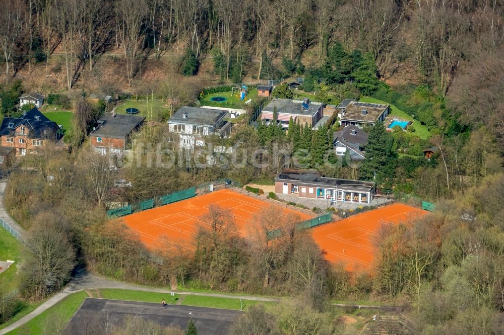 Hünxe aus der Vogelperspektive: Rotbraun farbiger Tennisplatz in der Straße Kost-Im-Busch-Weg in Hünxe im Bundesland Nordrhein-Westfalen, Deutschland