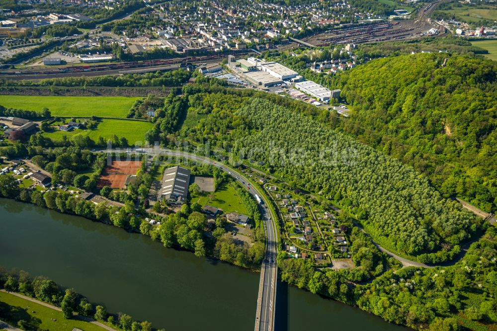 Herdecke aus der Vogelperspektive: Rotbraun farbiger Tennisplatz mit Tennis-Event-Center Herdecke am Vorhaller Weg in Herdecke im Bundesland Nordrhein-Westfalen, Deutschland