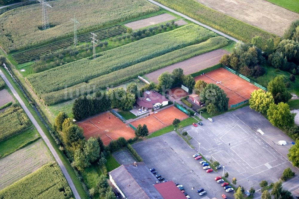 Appenweier aus der Vogelperspektive: Rotbraun farbiger Tennisplatz Tennisclub Urloffen e.V. in Appenweier im Bundesland Baden-Württemberg