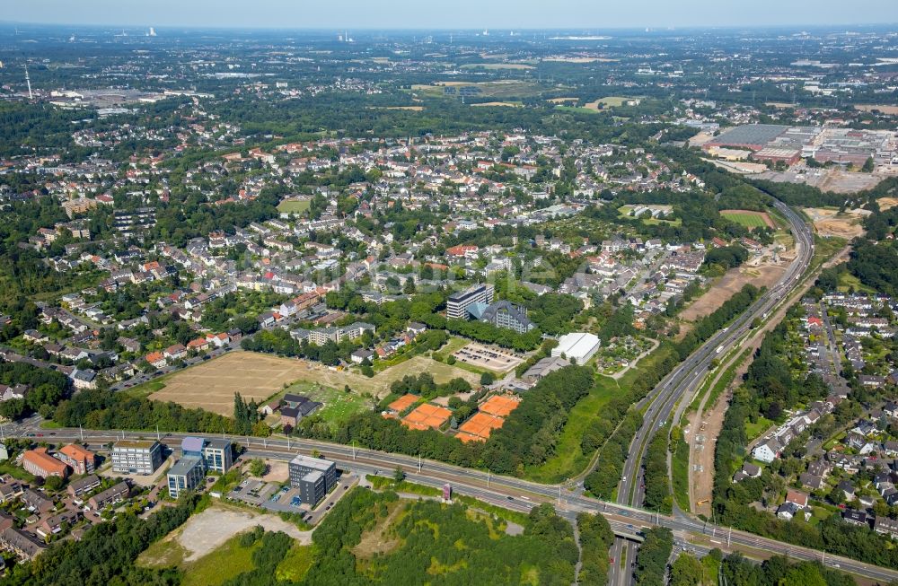 Bochum aus der Vogelperspektive: Rotbraun farbiger Tennisplatz der Tennisgemeinschaft Friederika e. V. in Bochum im Bundesland Nordrhein-Westfalen