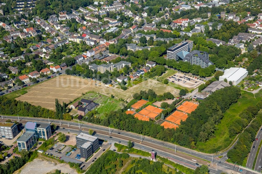 Luftbild Bochum - Rotbraun farbiger Tennisplatz der Tennisgemeinschaft Friederika e. V. in Bochum im Bundesland Nordrhein-Westfalen