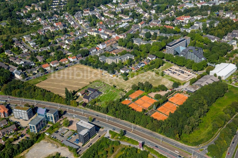 Luftaufnahme Bochum - Rotbraun farbiger Tennisplatz der Tennisgemeinschaft Friederika e. V. in Bochum im Bundesland Nordrhein-Westfalen