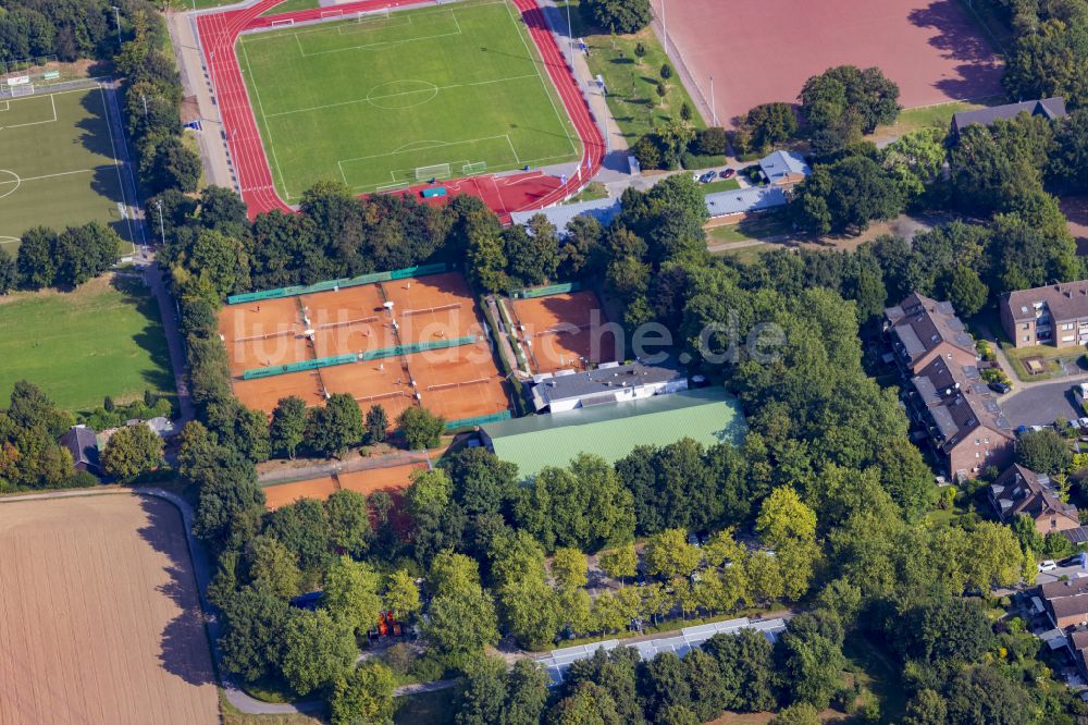 Luftaufnahme Meerbusch - Rotbraun farbiger Tennisplatz Tennisverein von 1926 Osterath e.V. in Osterath im Bundesland Nordrhein-Westfalen, Deutschland